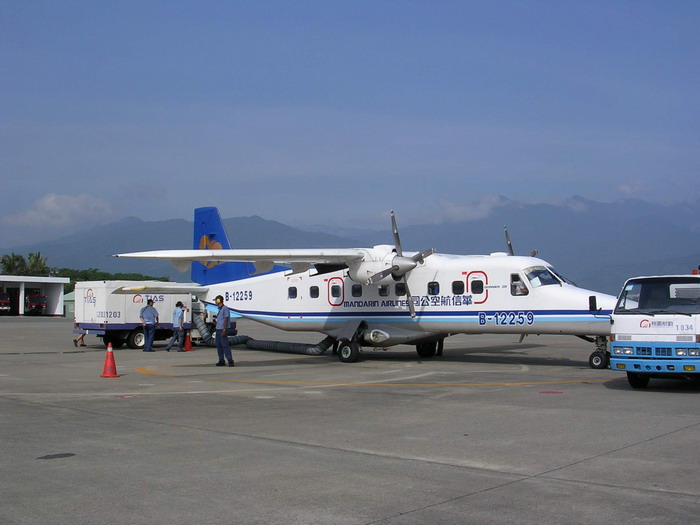 唯一飛往蘭嶼的小飛機—華信航空.jpg